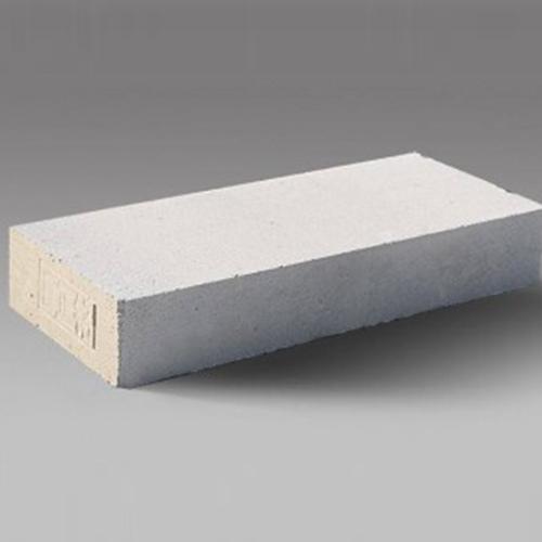 加气混凝土砌块在砌筑时被专用粘结剂粘牢,应在砌块上墙前用大毛刷或